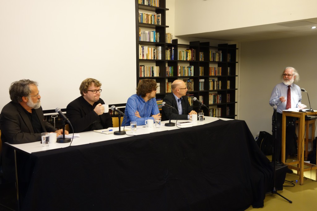 Visepreses Nils Chr. Stenseth (ytterst til høyre) ledet debatten under møtet (foto: Olve Moldestad).